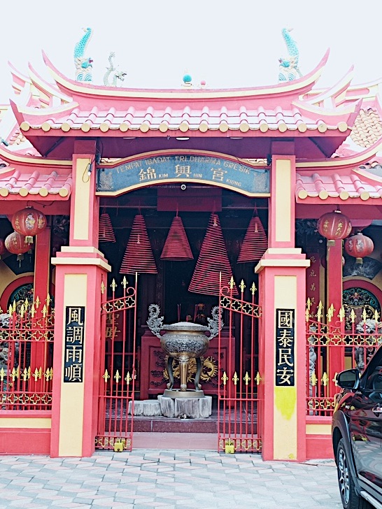 A small gate at the front of the Kim Hin Kiong temple